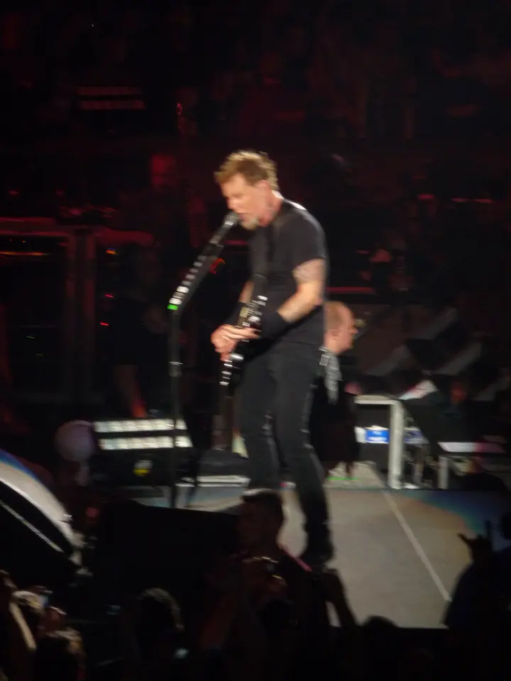 Hetfield au micro, tout près