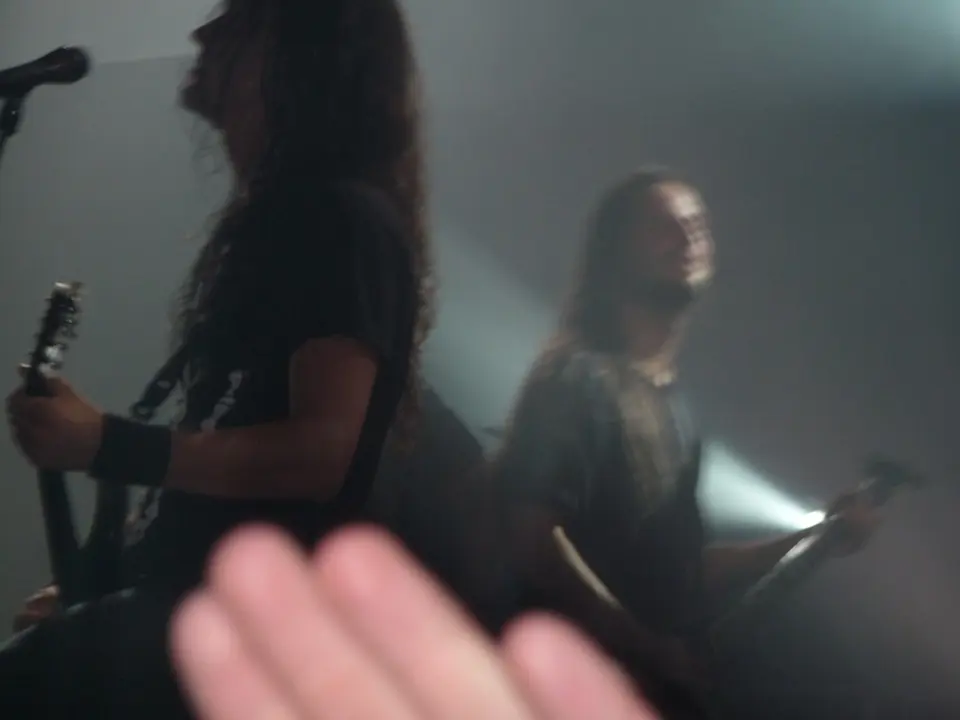 Guitares en pleine fumée, tout près