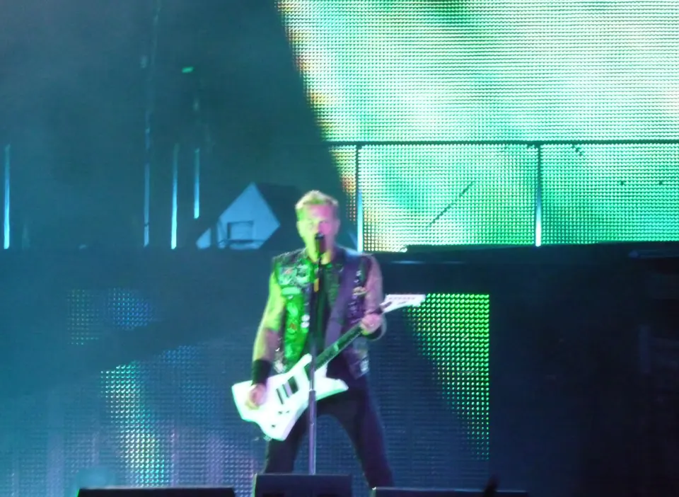 Hetfield sous les néons verts
