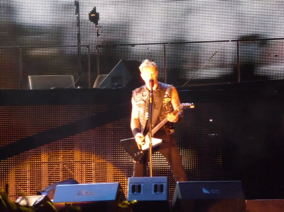 Hetfield, Explorer en main