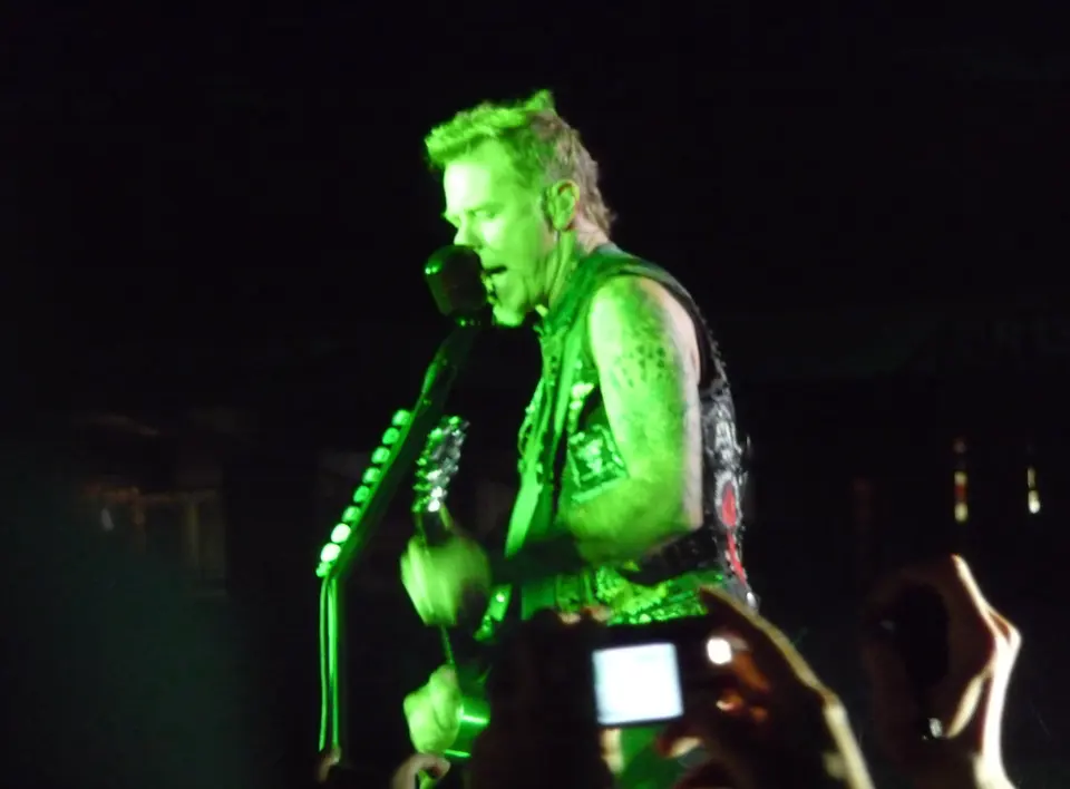 Hetfield baigné de vert