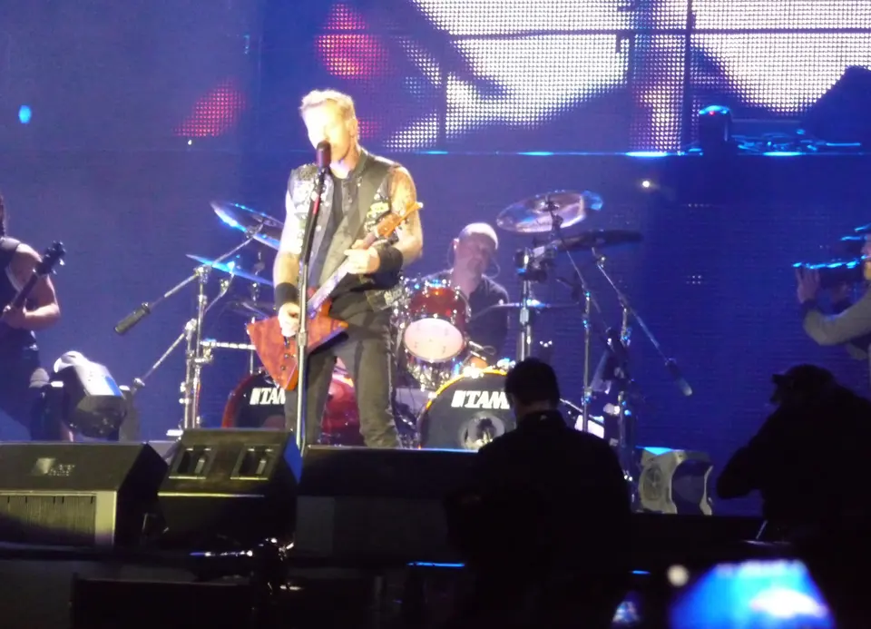 Hetfield devant le kit Tama