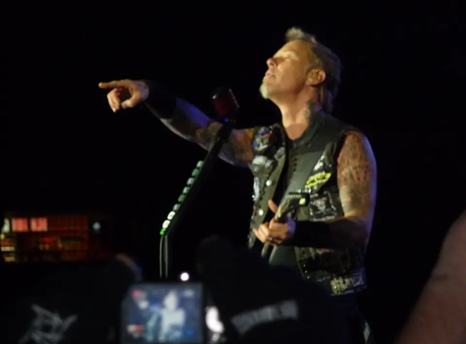 Hetfield pointe la foule