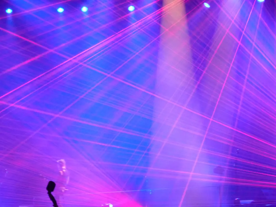 Lasers roses et projecteurs