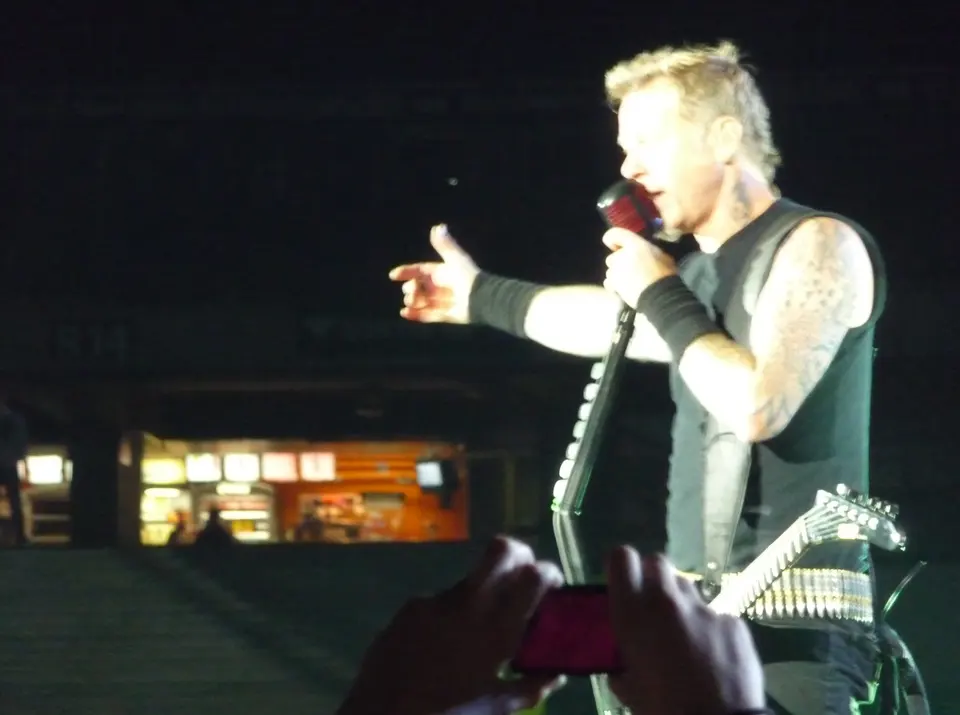Hetfield harangue le Stade de France