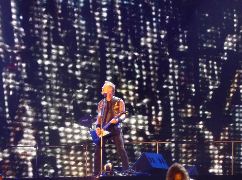 Hetfield devant l'écran géant