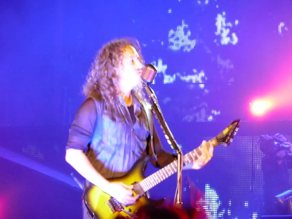 Kirk sous les lumières violettes
