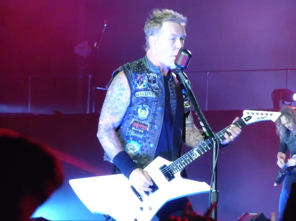 Hetfield au micro, gilet patché