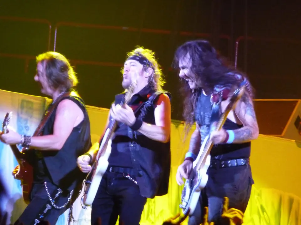 Trois cordes en ligne, Steve Harris à droite