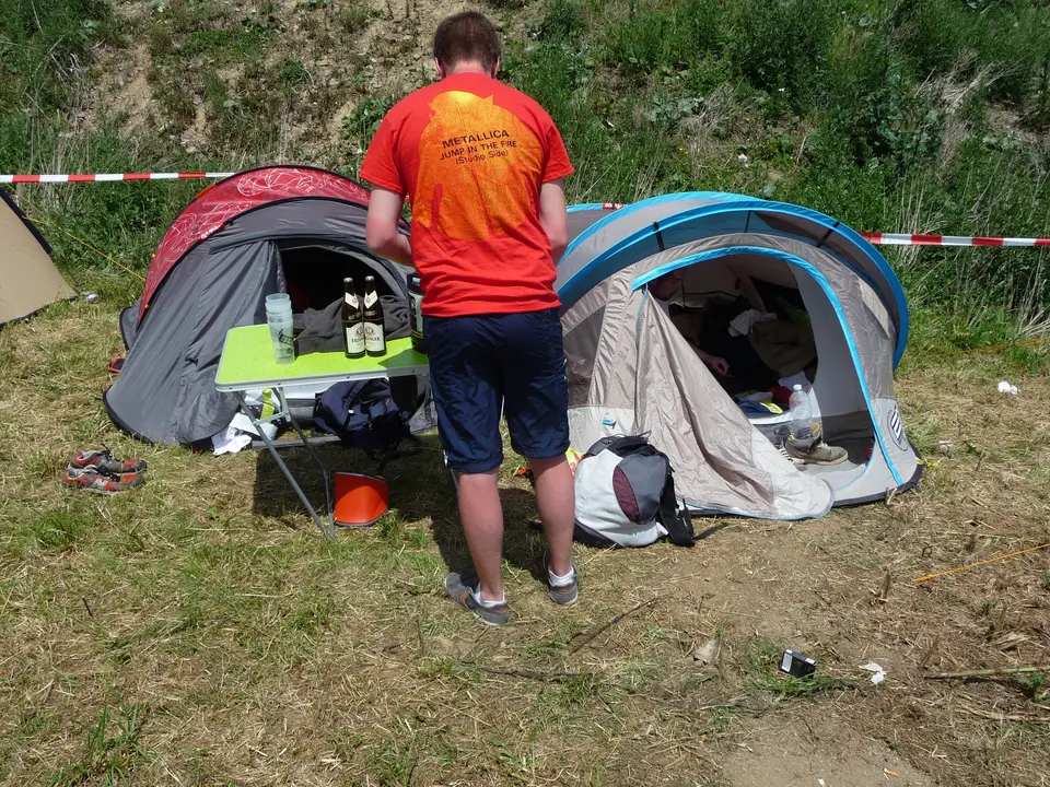 Le camp de base, tentes et soleil