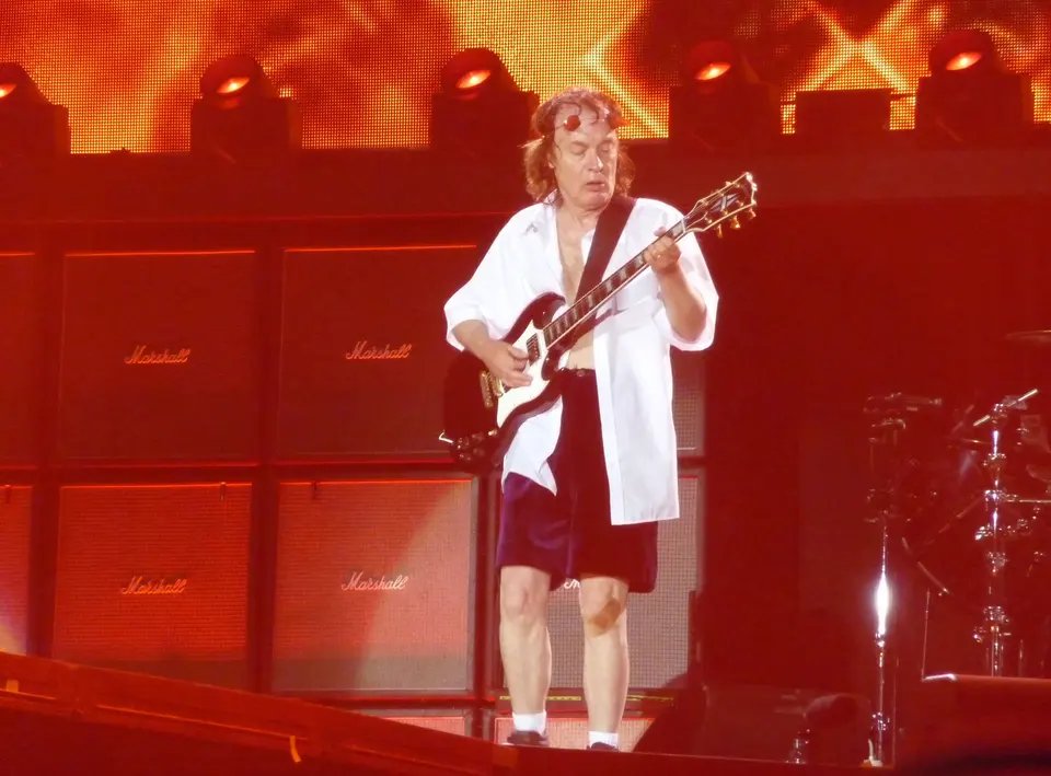 Angus devant les flammes de l'écran
