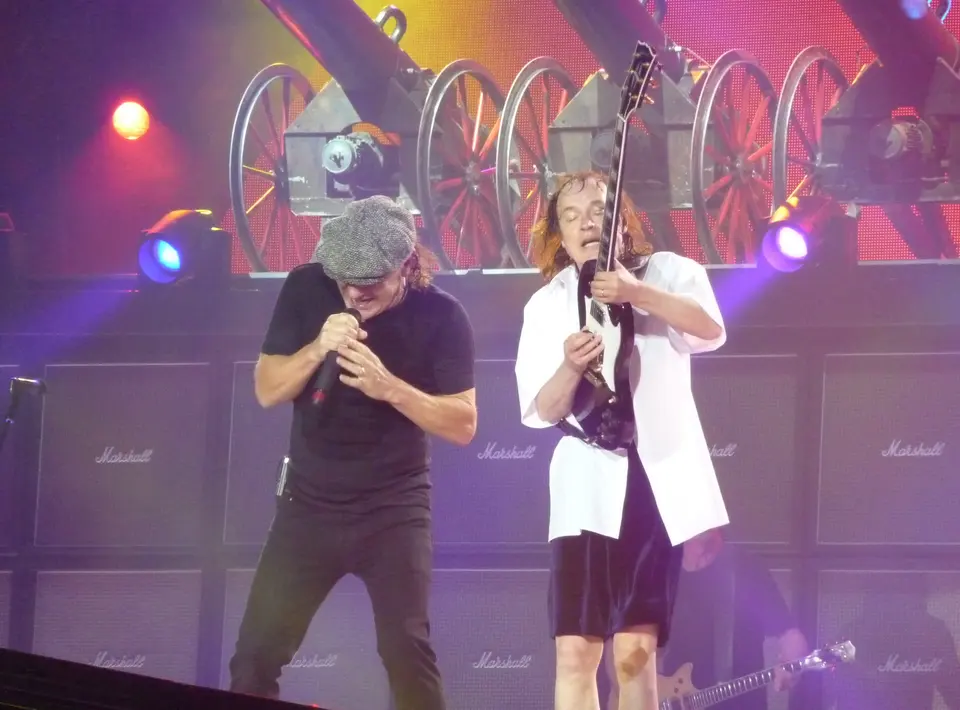 Brian Johnson et Angus, côte à côte
