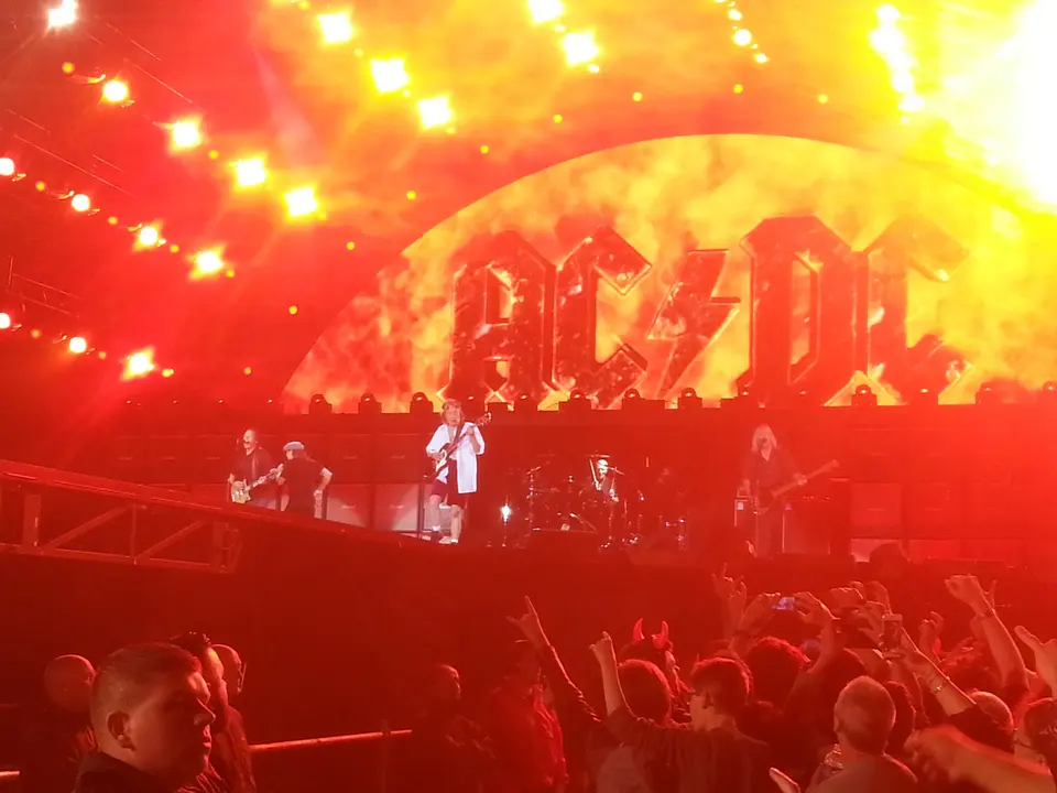 Logo en feu, stade en fusion