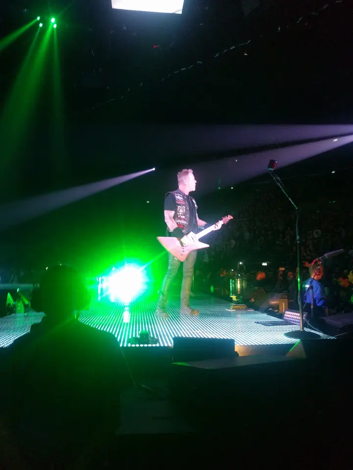 Hetfield sous les lasers verts