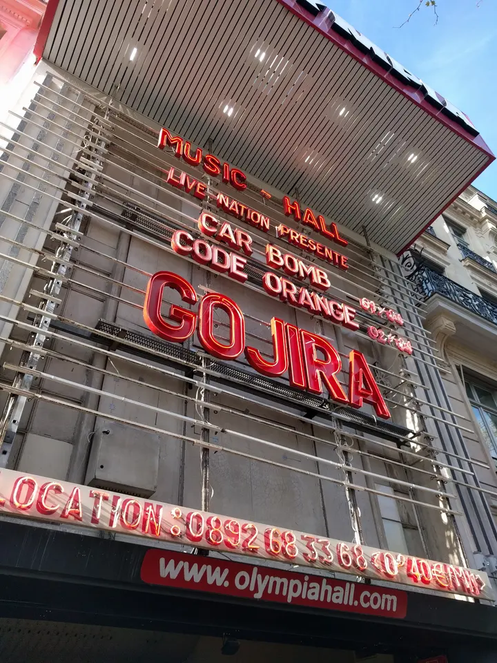 Gojira en lettres rouges sur l'Olympia