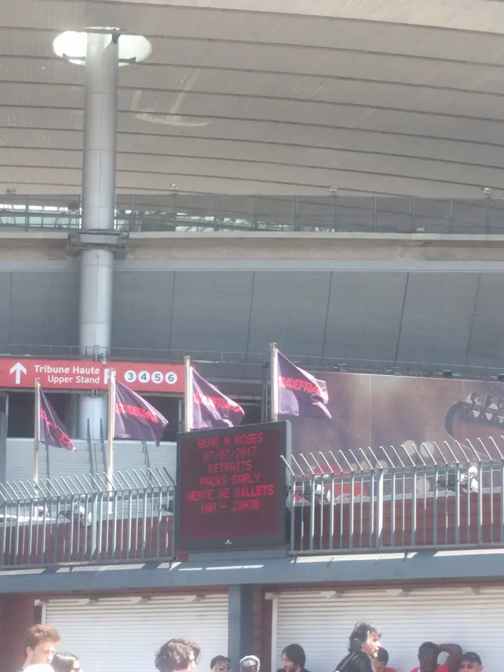 Drapeaux GN'R à l'entrée du stade