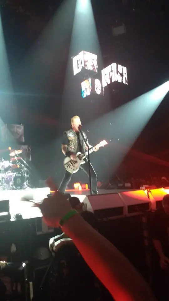 Hetfield au bord de la scène centrale