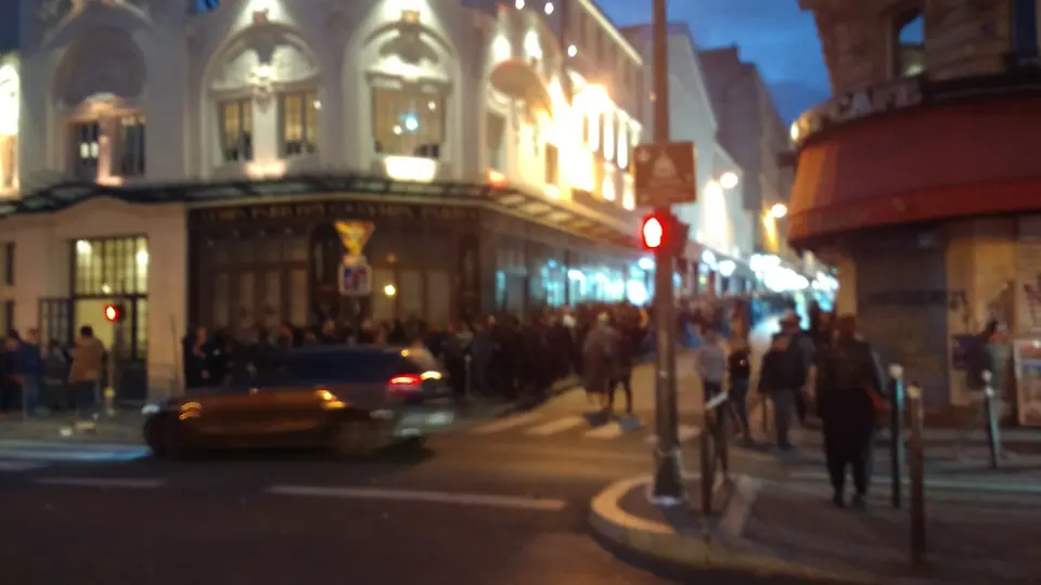 La file devant l'Élysée Montmartre