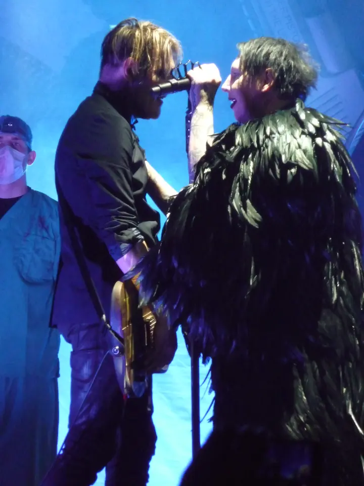 Manteau de plumes noires