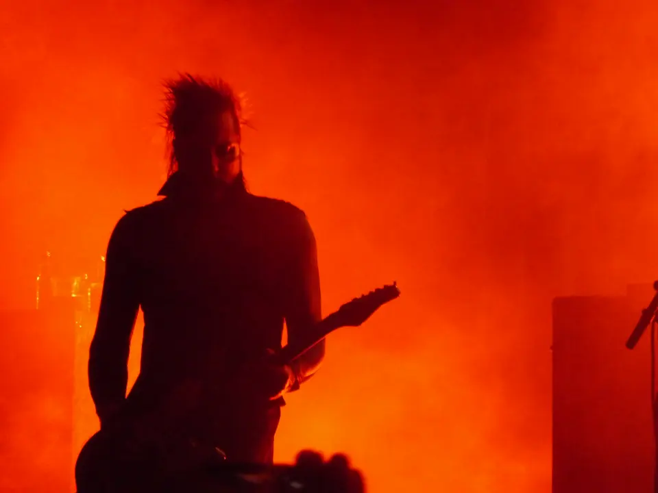 Silhouette de guitariste dans le rouge
