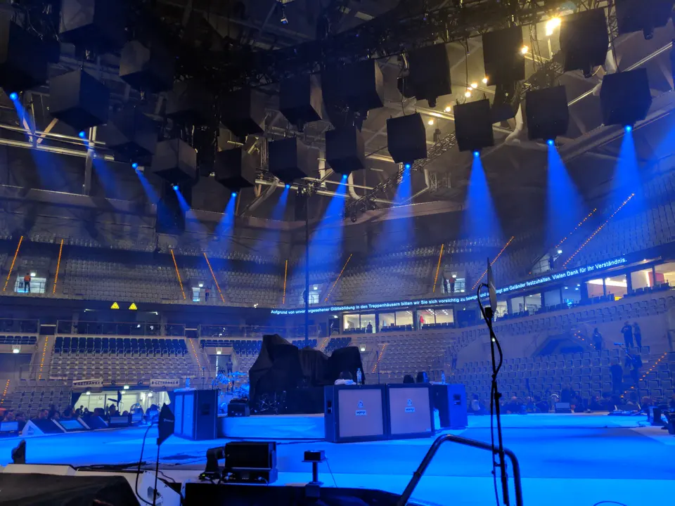 Arène vide, lumières bleues