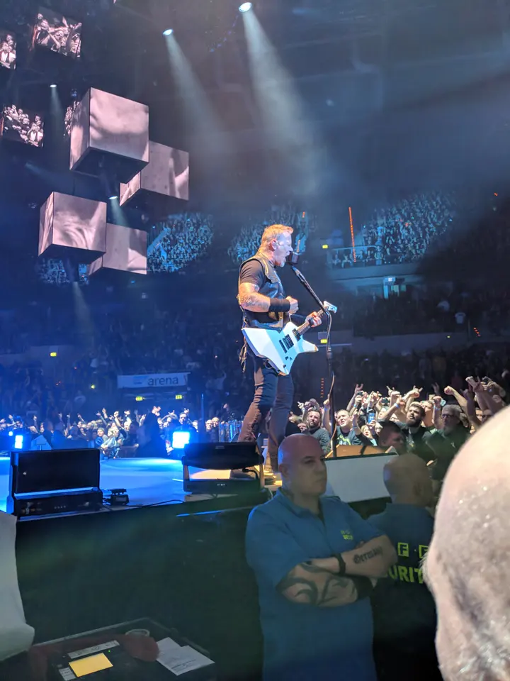 Hetfield sous les cubes bleus