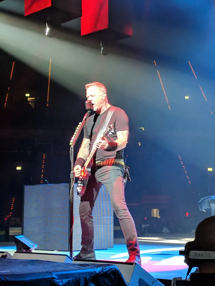 Hetfield au micro, rayons de lumière