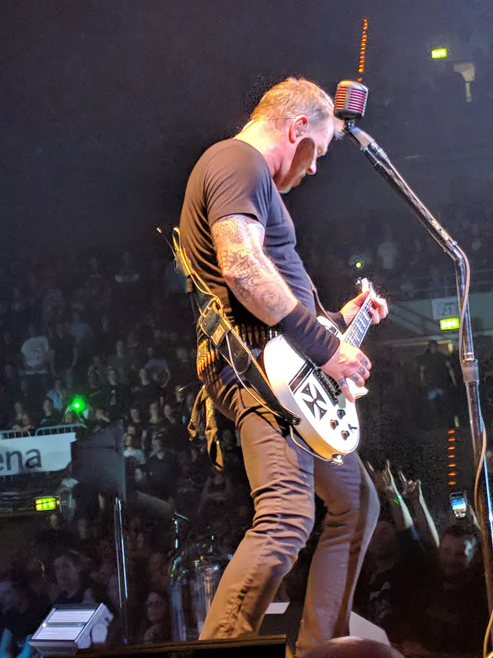 Hetfield, guitare blanche, vu d'en bas