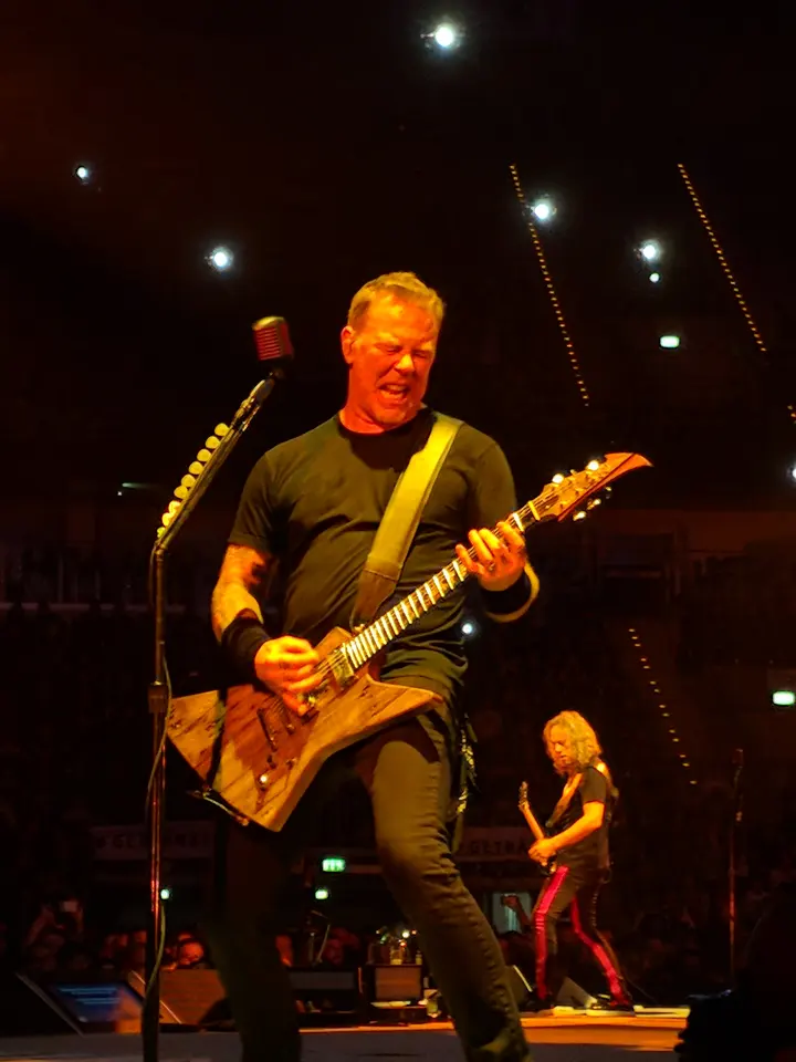 Hetfield et sa Explorer, Kirk derrière