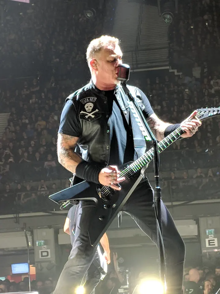 James Hetfield, Explorer en main