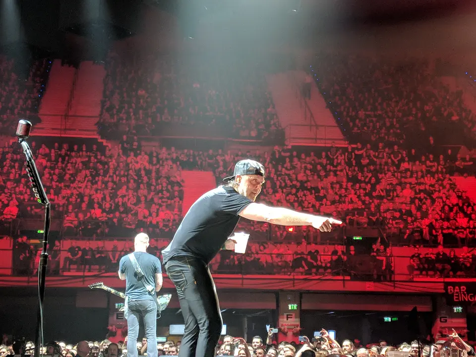 Lars pointe la foule