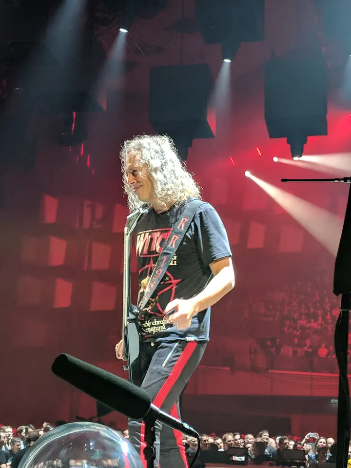 Kirk, gradins rouges en fond