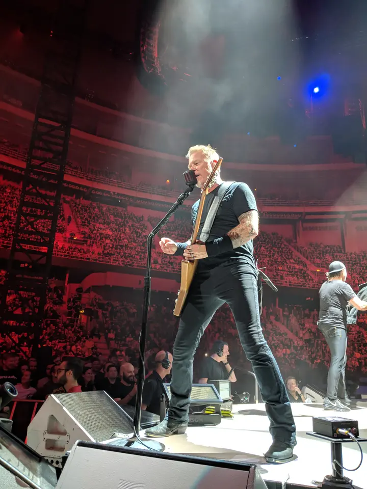 James Hetfield, gradins rouges en fond