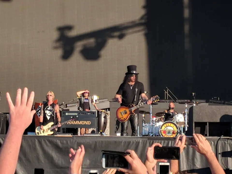 Le groupe au complet, Slash au centre