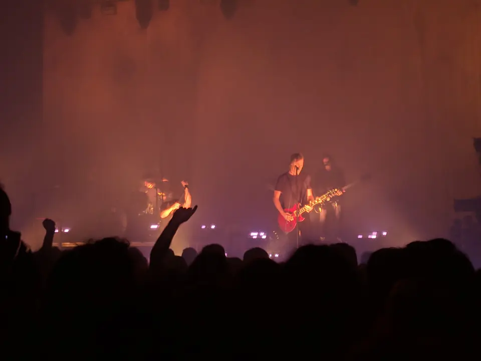 Guitare rouge sous lumière orangée
