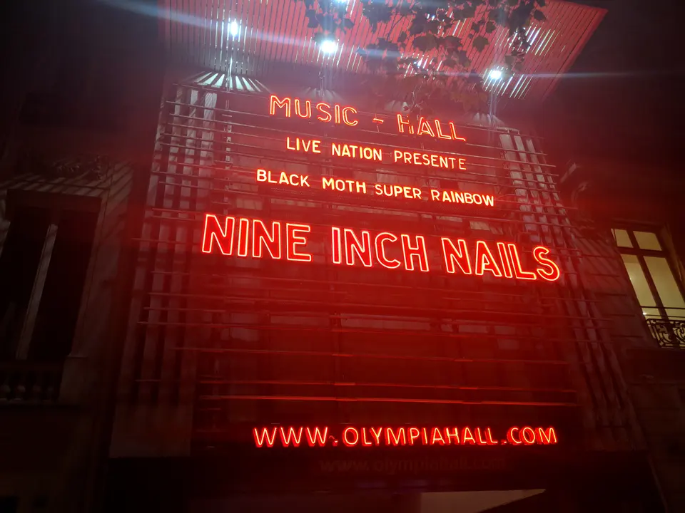 Le néon rouge de l'Olympia, après le show