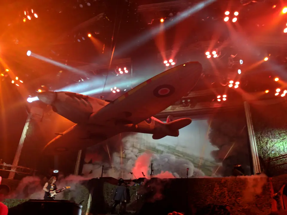 Lumières rouges et avion de guerre