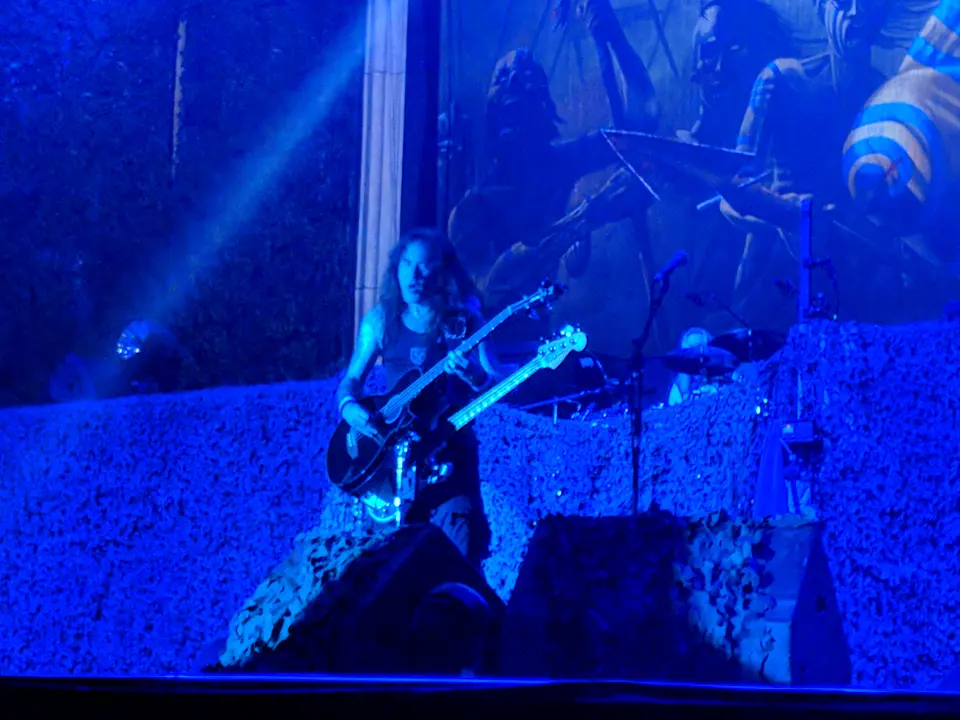 Basse en avant, ambiance toute bleue