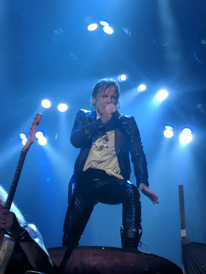 Bruce Dickinson au micro, plein feu