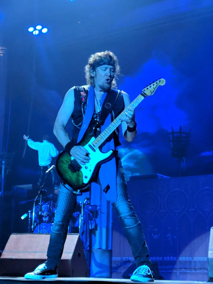 Adrian Smith, guitare verte, tout près