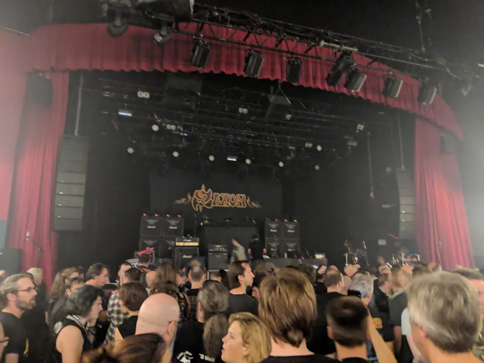 Le Bataclan se remplit, rideaux rouges