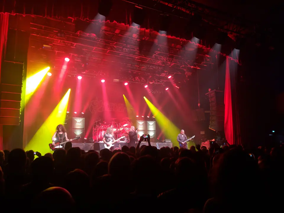 Rouge et jaune sur le Bataclan
