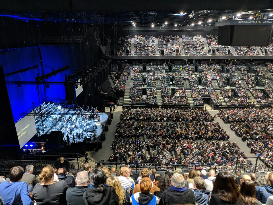 Vue des gradins, salle comble