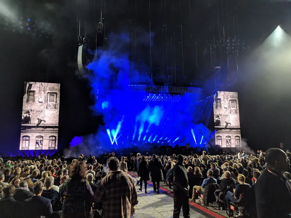 La Défense Arena, fumée bleue avant le show