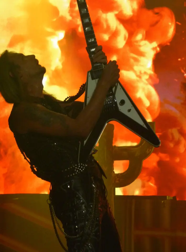 Guitare au ciel, écran en flammes