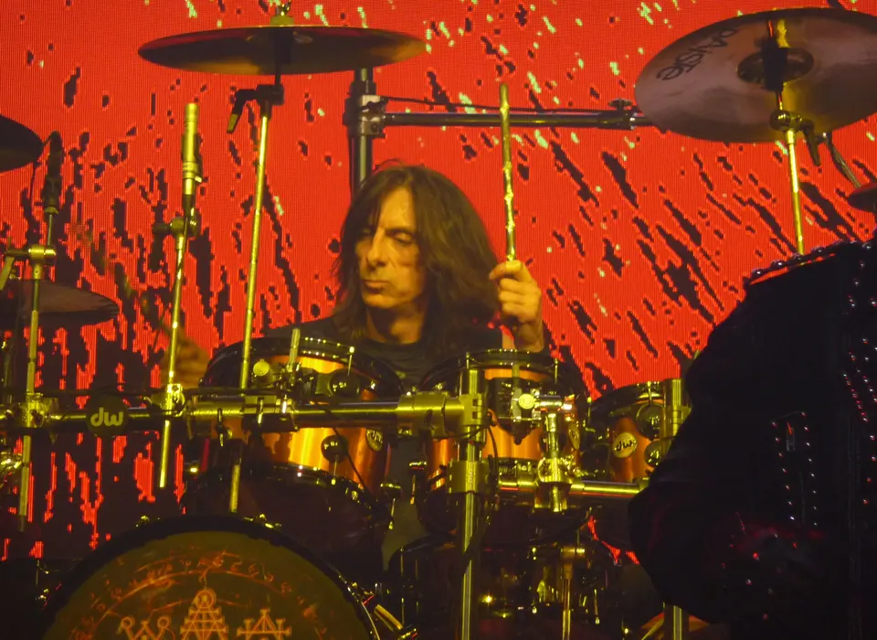 Scott Travis derrière ses fûts