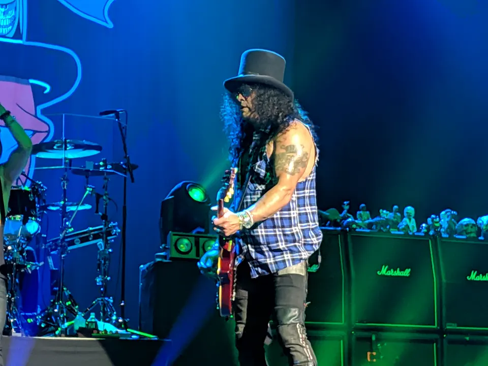 Slash près de ses amplis