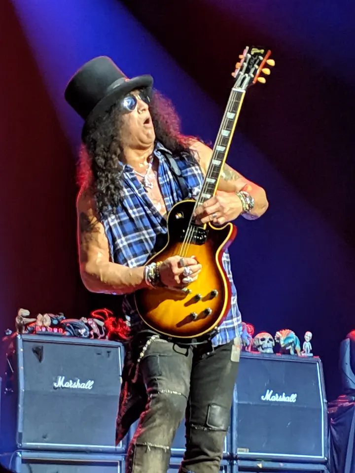 Slash, bouche ouverte, en plein riff