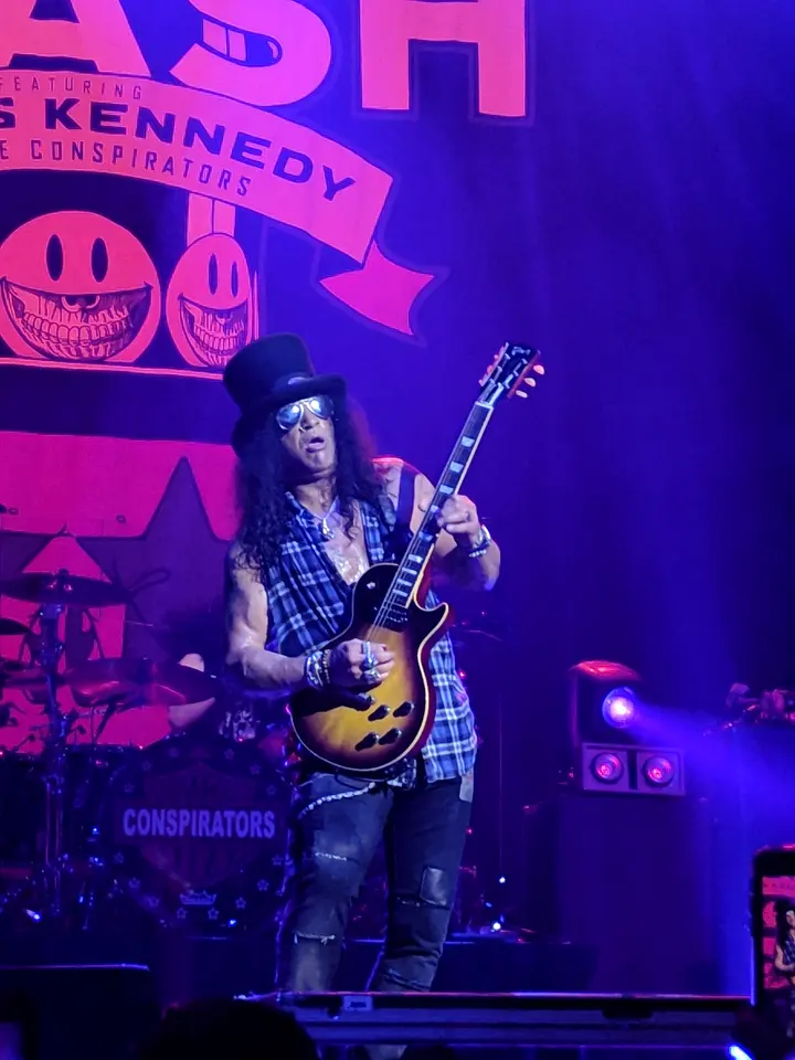 Slash devant le backdrop rose