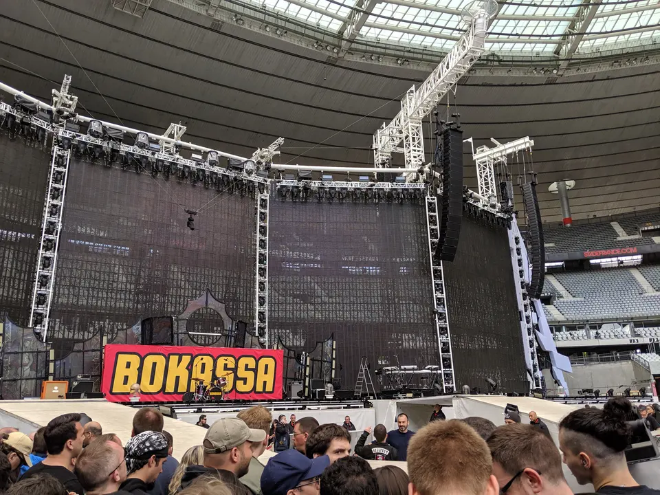 La scène géante, Bokassa en ouverture